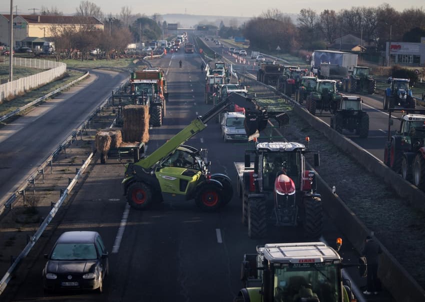 Defiant french farmers stick to barricades