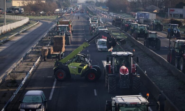 Defiant french farmers stick to barricades