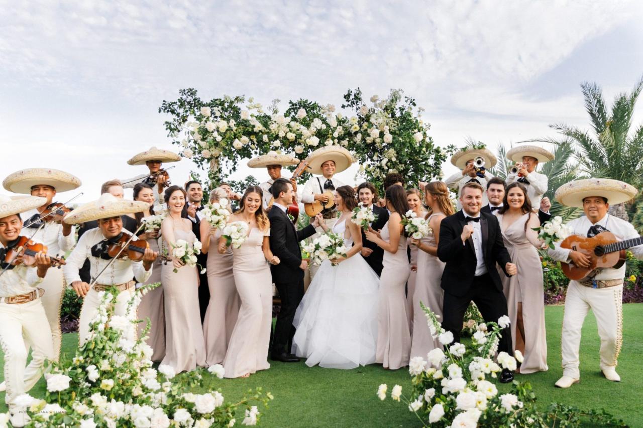 1 200 couples get hitched in mexican mass wedding