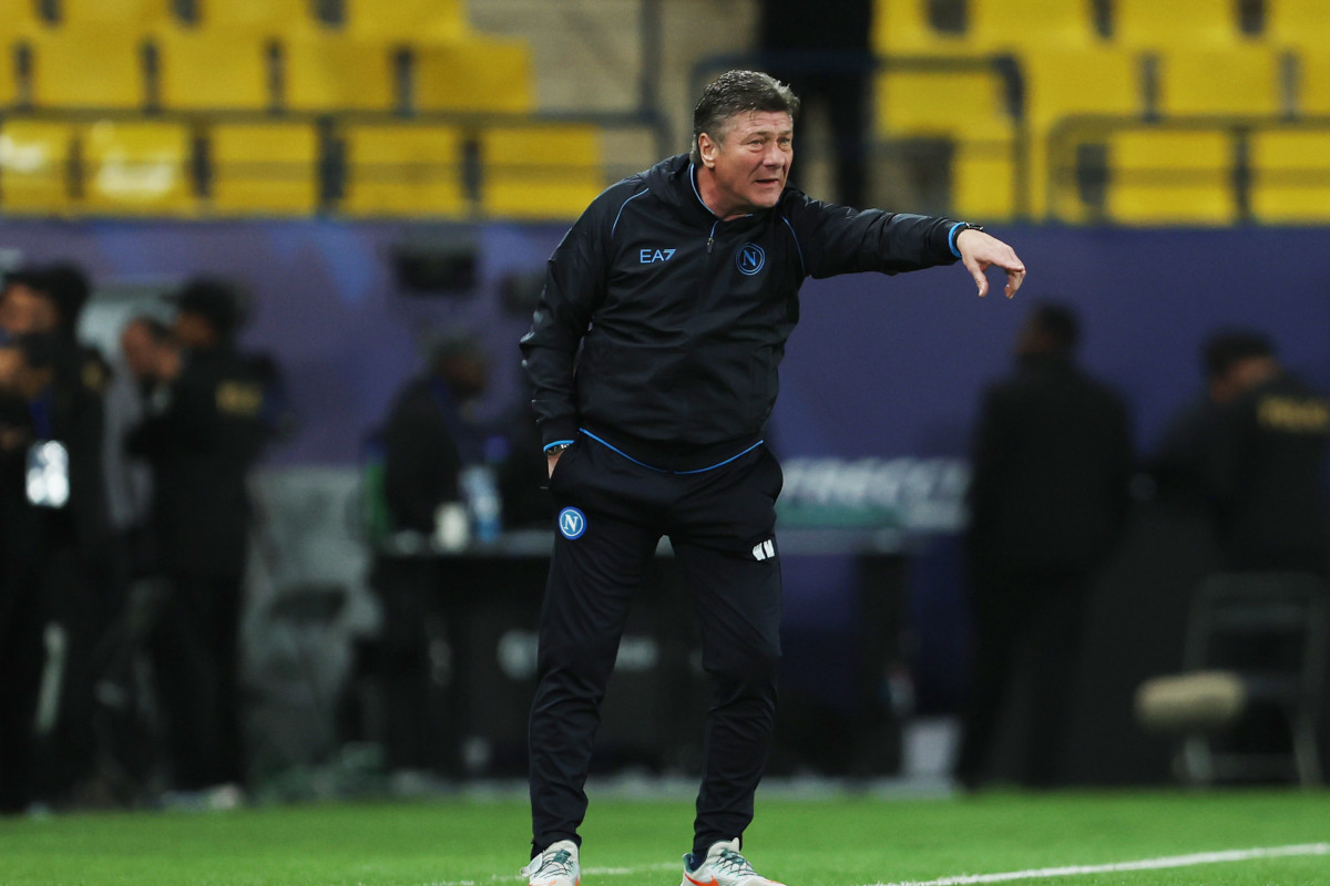 Crisis club napoli replace coach mazzarri ahead of barca clash